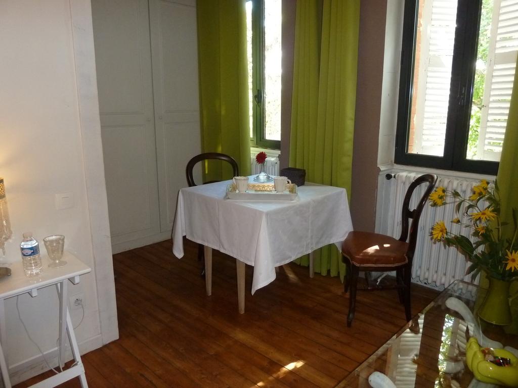 Chambre D'Hotes "Le Village" Villenouvelle Room photo