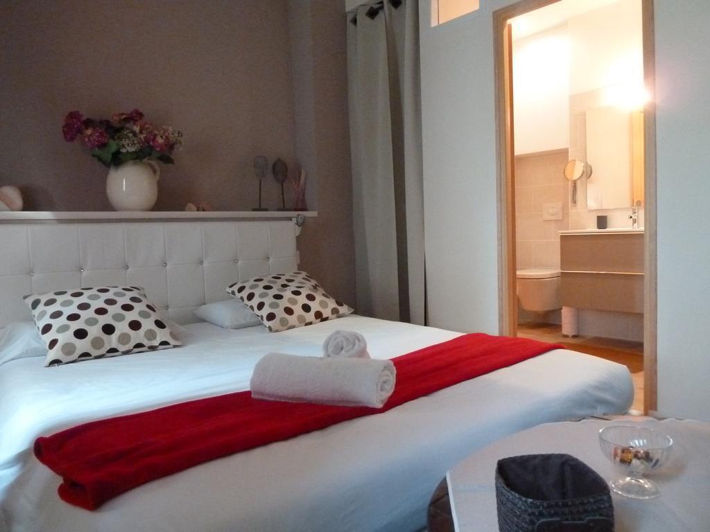 Chambre D'Hotes "Le Village" Villenouvelle Exterior photo